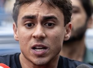 Deputado Nikolas Ferreria fala com a imprensa após ter reunião com Jair Bolsonaro — Foto: Bre...