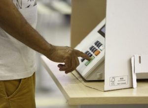 Aumentam as dificuldades do eleitor se manter bem informado antes de ir à urna, mostra levantame...