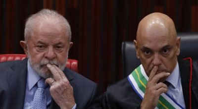 Lula ao lado de Alexandre Moraes na solenidade de Ordem ao Mérito do Tribunal Superior Eleitoral...