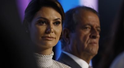 Michelle Bolsonaro e o presidente nacional do PL, Valdemar Costa Neto (ao fundo), durante posse d...