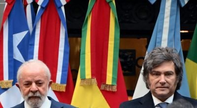 O presidente Luiz Inácio Lula da Silva e seu homólogo argentino, Javier Milei, durante cúpula ...