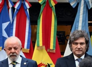 O presidente Luiz Inácio Lula da Silva e seu homólogo argentino, Javier Milei, durante cúpula ...