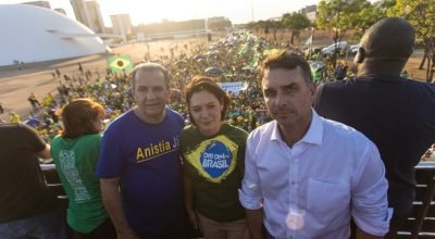 Michelle Bolsonaro, Flávio Bolsonaro e Silas Malafaia em manifestação na Esplanada dos minis...