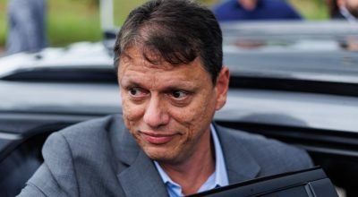 Governador de São Paulo, Tarcísio de Freitas chega para visitar o ex-presidente Jair Bolsonaro ...