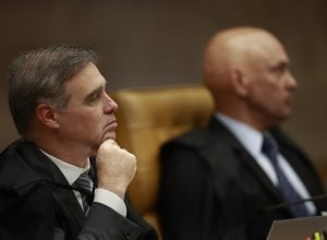 Os ministros André Mendonça e Alexandre de Moraes no plenário do Supremo Tribunal Federal — ...