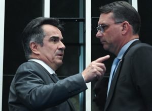 O presidente nacional do PP, senador Ciro Nogueira (PI), ao lado de Flávio Bolsonaro (PL-RJ) no ...
