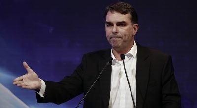 O senador Flávio Bolsonaro (PL-RJ), pré-candidato à Presidência, em debate na CNI — Foto: C...