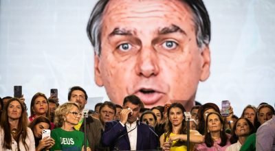 Flávio Bolsonaro se emociona durante mensagem de versão IA do pai, Jair Bolsonaro, durante conv...