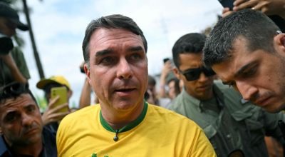 Flávio Bolsonaro chega à Praia de Copacabana para primeiro ato da campanha presidencial de 2026...