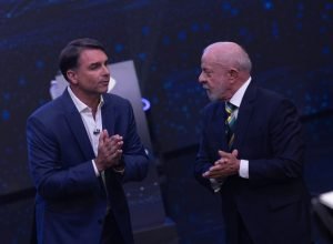O presidente Luiz Inácio Lula da Silva e o adversário do PL, Flávio Bolsonaro, durante o debat...