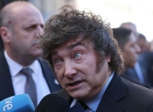 Javier Milei fala com a imprensa após um fórum, em Madrid, no último dia 21 de outubro — Fot...