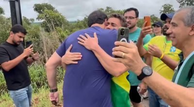 1 de 1 Carlos Bolsonaro abraça Nikolas Ferreira - Metrópoles - Foto: Reprodução/Instagram