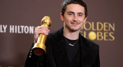 imagem colorida de Timothée Chalamet, vencedor do prêmio de Melhor Ator em Filme de Comédia ou...