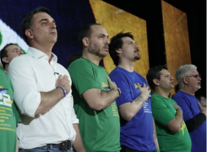 Carlos Bolsonaro, ao centro, de verde, terá como primeiro suplente Rafael Caleffi, à direita, d...