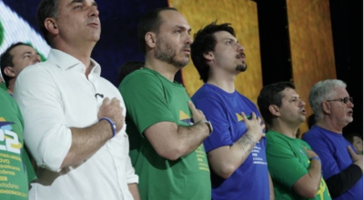 Carlos Bolsonaro, ao centro, de verde, terá como primeiro suplente Rafael Caleffi, à direita, d...