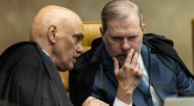 Os ministros Alexandre de Moraes e Dias Toffoli durante sessão plenária do STF — Foto: Brenno...