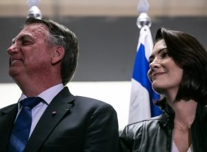 Jair Bolsonaro e Michele Bolsonaro visita exposição do holocausto no Senado Federal — Foto: B...