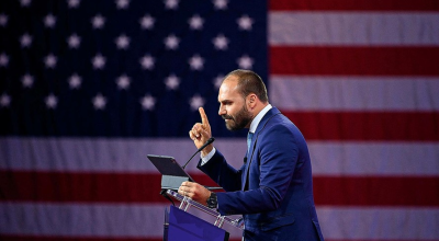 Eduardo Bolsonaro em fala nos Estados Unidos — Foto: MANDEL NGAN / AFP/ 24-02-2024