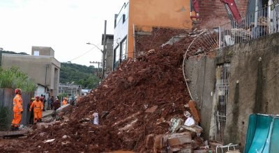 1 de 1 Equipes de emergência e resgate bombeiros CBMMG trabalham no resgate de sobrevivêntes ...