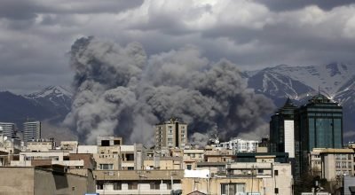 Imagem colorida de nuvem de fumaça escura sobe após Teerã ser atingido por bombardeiro