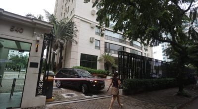 Entrada do condomínio em que mora o ex-governador Cláudio Castro — Foto: Fabiano Rocha / Agê...
