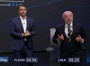 Flávio Bolsonaro (PL) e Lula (PT) durante debate na Band — Foto: Reprodução de vídeo