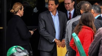 Fernando Haddad a Gleisi Hoffman após visita ao presidente Lula na carceragem da PF, em Curitiba...