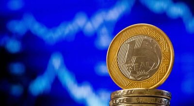 1 de 1 imagem colorida moeda de um real com gráfico no segundo plano - Foto: Michael Melo/Metró...