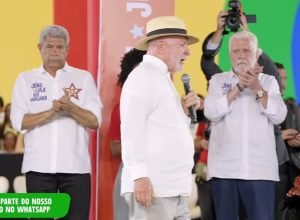 Jerônimo Rodrigues (esq.), Lula e Jaques Wagner durante convenção do PT na Bahia — Foto: Rep...