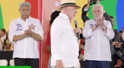 Jerônimo Rodrigues (esq.), Lula e Jaques Wagner durante convenção do PT na Bahia — Foto: Rep...