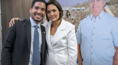 Michelle posta foto com André Fernandes e réplica de papelão de Jair Bolsonaro após crise no ...