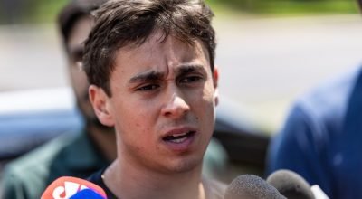 O deputado Nikolas Ferreira visita o ex-presidente Jair Bolsonaro — Foto: Brenno Carvalho