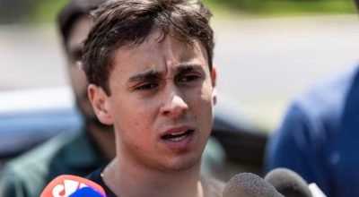 O deputado Nikolas Ferreira visita o ex-presidente Jair Bolsonaro — Foto: Brenno Carvalho