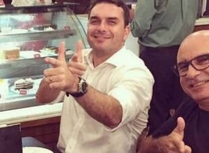 Flávio Bolsonaro ao lado de Fabrício Queiroz (à dir.), ex-motorista e ex-segurança do hoje se...