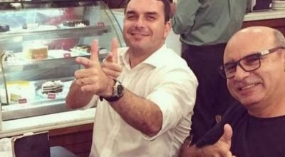 Flávio Bolsonaro ao lado de Fabrício Queiroz (à dir.), ex-motorista e ex-segurança do hoje se...