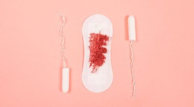 1 de 1 Foto mostra absorventes menstruais, um deles com sangue, em fundo rosa claro. Metrópoles ...