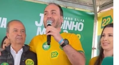 Carlos Bolsonaro fez um breve discurso ao lado do candidato à reeleição pelo PL-SC, Jorginho M...