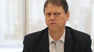 O governador de São Paulo, Tarcísio de Freitas, candidato à reeleição, chega à sabatina nes...