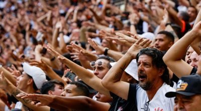 1 de 1 torcedores-do-corinthians-aguardam-o-inicio-da-partida-entre-flamengo-e-corinthians-na-sup...