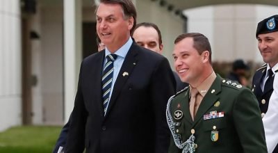 O ex-presidente Jair Bolsonaro e seu ajudante de ordens, Mauro Cid — Foto: Reprodução/Alan Sa...