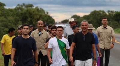 Nikolas Ferreira ao lado dos deputados André Fernandes (à esquerda) e Gustavo Gayer (à direita...