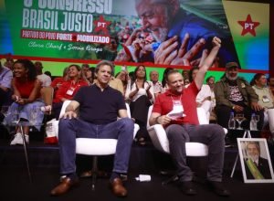 Fernando Haddad e o presidente do PT, Edinho Silva, em Congresso do PT em Brasília — Foto: Cri...