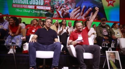 Fernando Haddad e o presidente do PT, Edinho Silva, em Congresso do PT em Brasília — Foto: Cri...