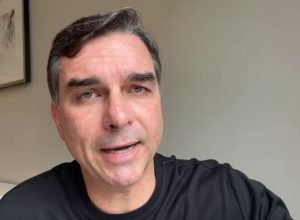 Live de Flávio Bolsonaro sobre participação em audiência promovida pelo Escritório do Repres...