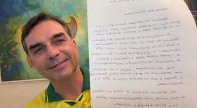 Flávio Bolsonaro lê carta do ex-presidente Jair Bolsonaro em live para apoiadores — Foto: Rep...