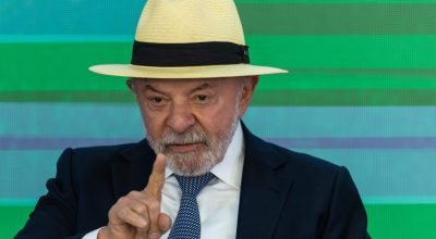 Lula em anúncio de novo pacote de ajuda para empresas afetadas pelo tarifaço — Foto: Brenno C...