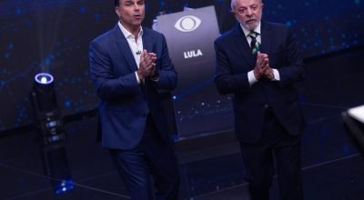 Lula e Flávio Bolsonaro no debate — Foto: Maria Isabel Oliveira